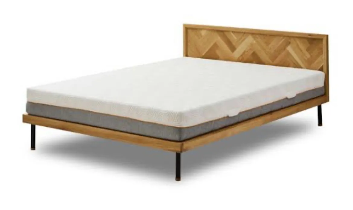 オーク材のヘリンボーン柄ベッドフレーム